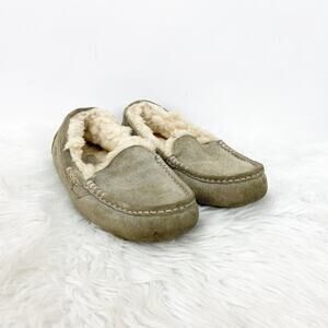 2/$30 Ugg 6 Womens Beige Suede Shearling Moccasin Flats